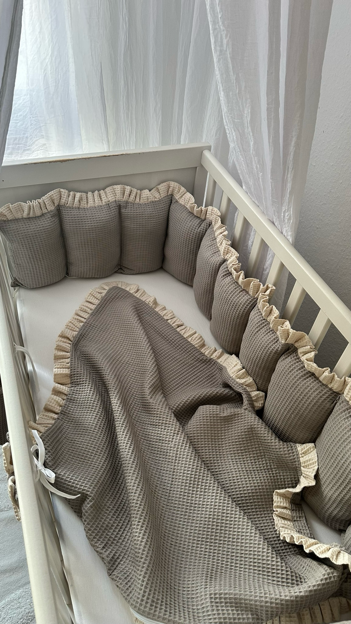 Babydecke aus Waffelpique mit Rüschen