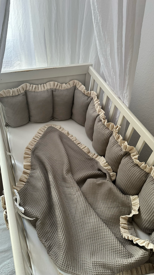 Babydecke aus Waffelpique mit Rüschen